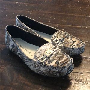Size 8 Anne Klein iFlex snakeskin loafers NWOT